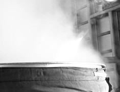 釜で米を蒸す「蒸米風景」