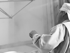 蒸し上がった米を取り出す